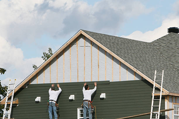 Professional Siding technician working in Lebanon, OR
